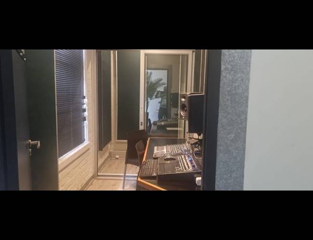 BUSINESS PROPERTY TO RENT IN MOWBRAY